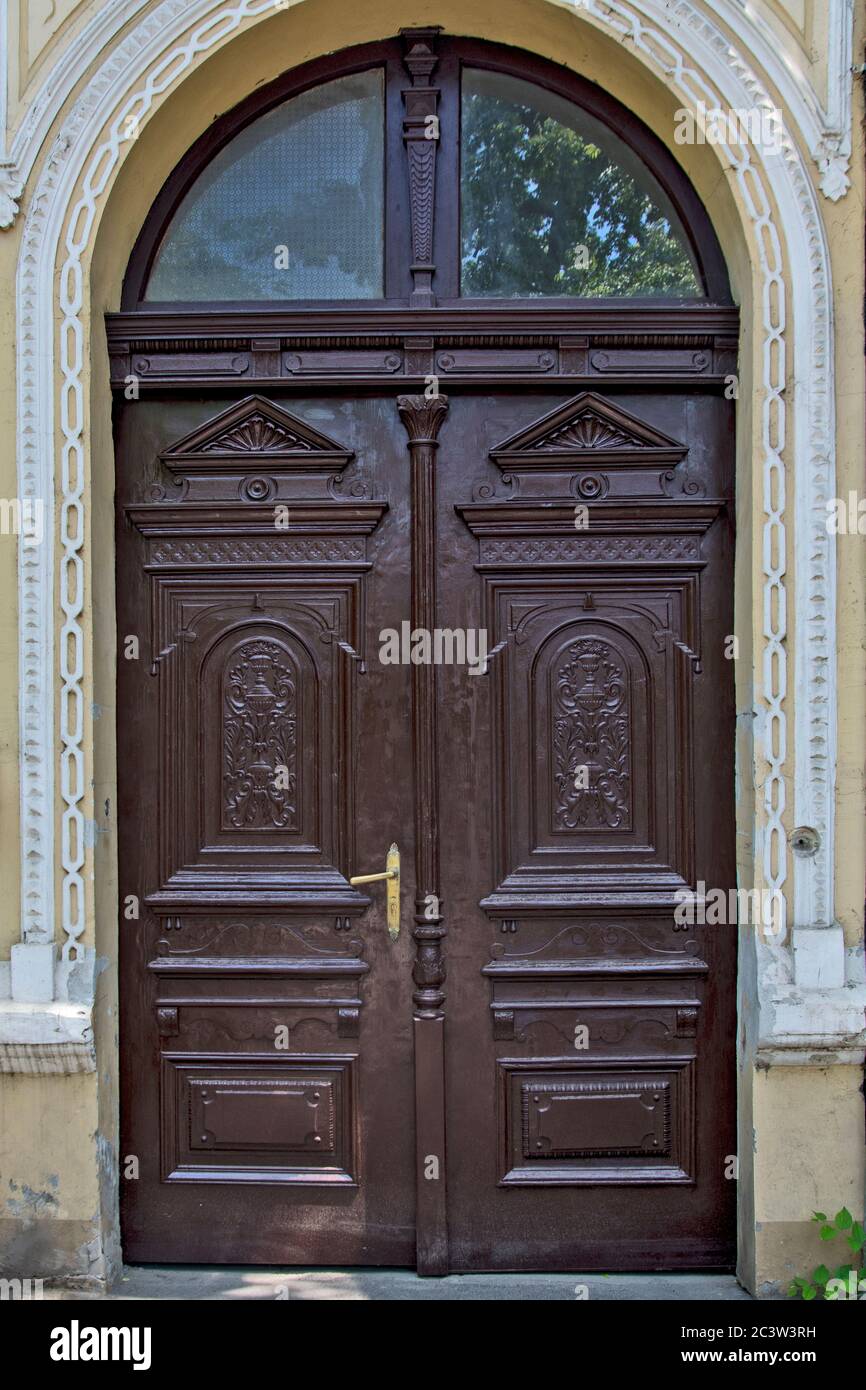 Schönes großes altes Holztor in der alten, erhaltenen Stadtstraße. Stockfoto