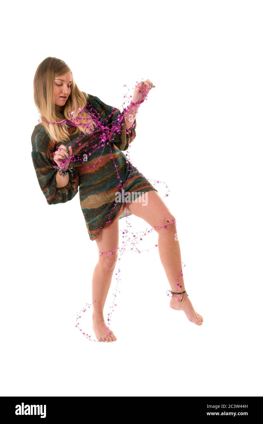 Junge blonde Frau verwickelt in Draht auf weißem Hintergrund Stockfoto