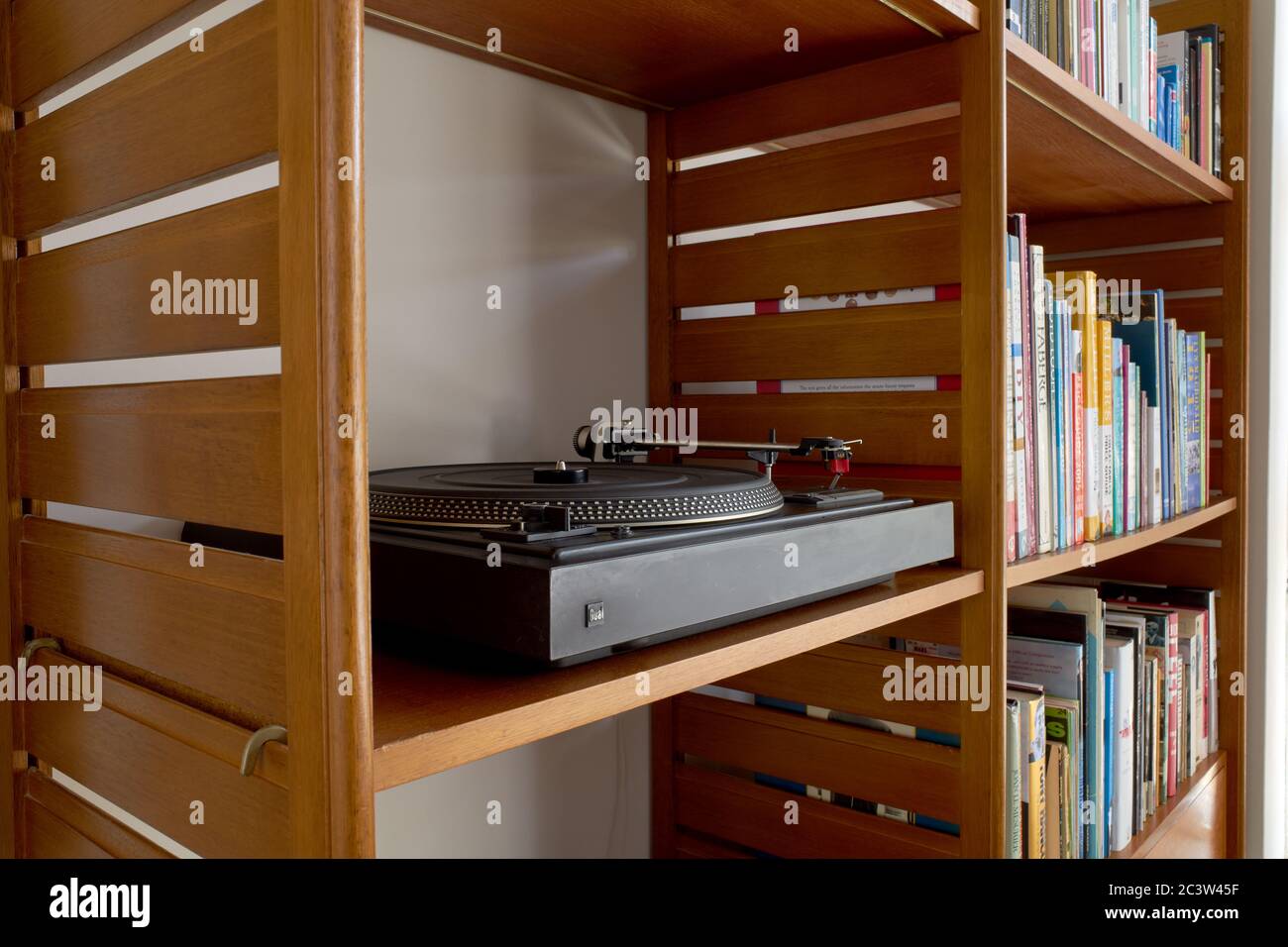 Foto von Möbeln aus der Mitte des 20. Jahrhunderts in einem Wohnzimmer. Mit  Bücherregalen und Schallplatten. Zeigt einen Dual 505 Plattenspieler und  ein Bose System Stockfotografie - Alamy