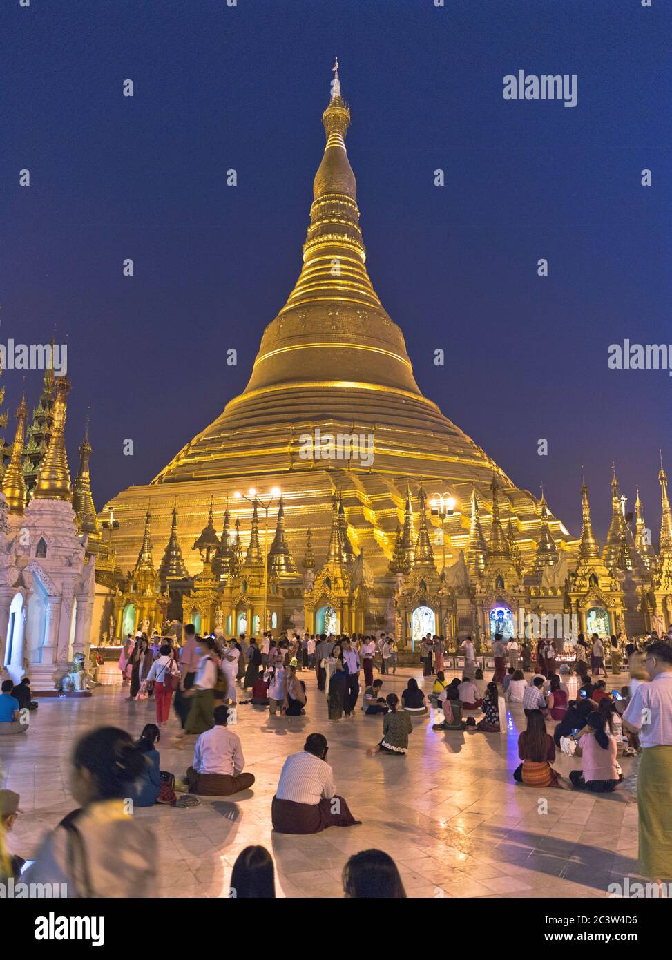 dh Shwedagon Pagodentempel YANGON MYANMAR Birmanische Menschen buddhistische Tempel Nacht großer Dagon Zedi Daw goldenen Stupa Blattgold Stockfoto