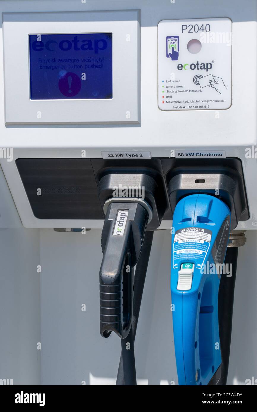 Ladestation für Elektrofahrzeuge Blue Trail an der Lotos Tankstelle Stockfoto
