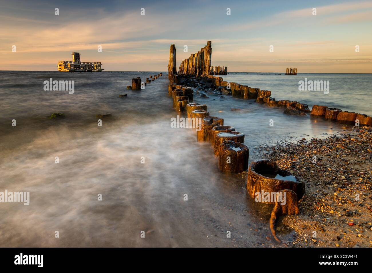 Berühmter Ort an der Ostseeküste, Strand in der Nähe der alten Torpedos aus dem 2. Weltkrieg Stockfoto