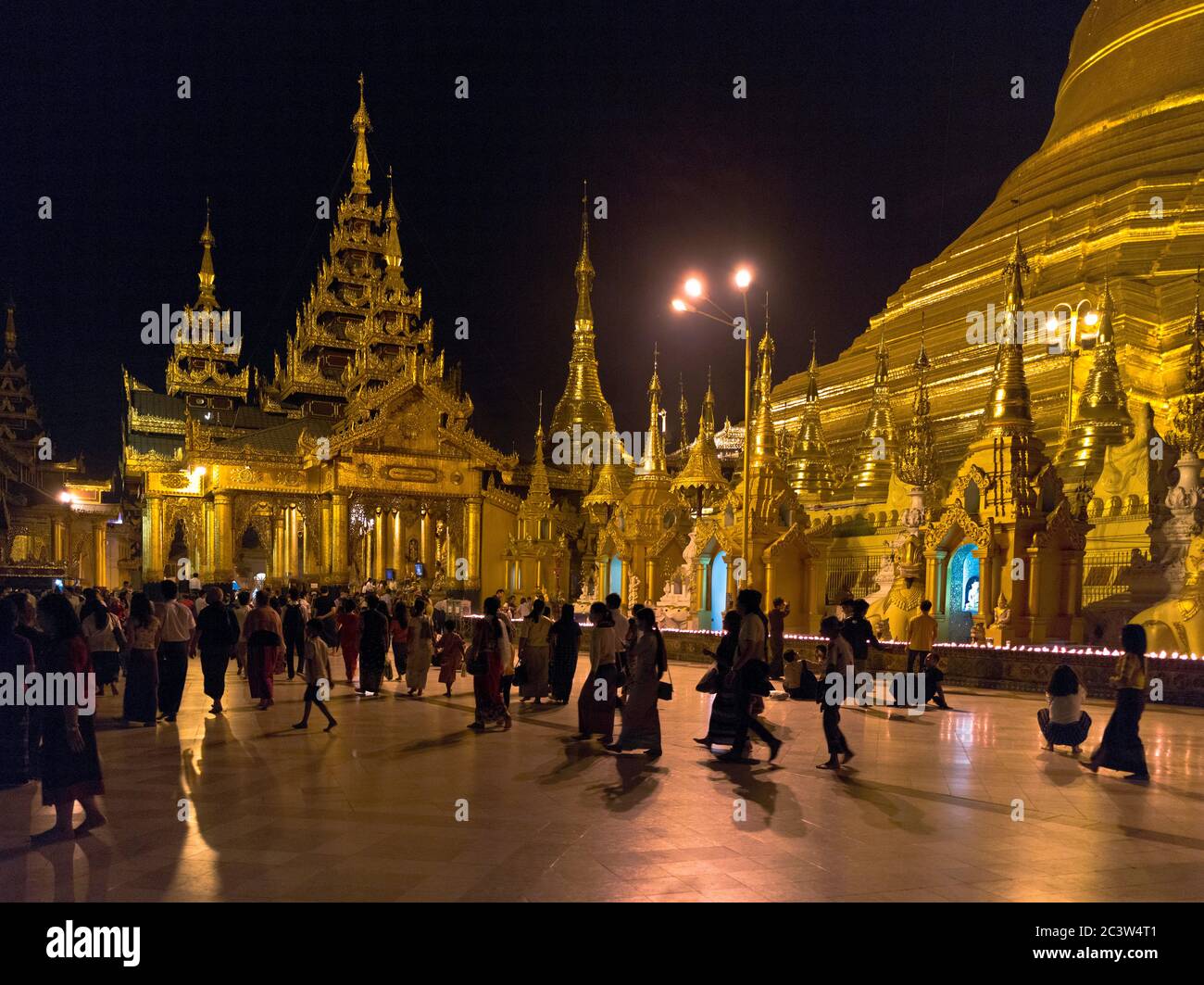 dh Shwedagon Pagodentempel YANGON MYANMAR Massen buddhistische Tempel Nacht Große Dagon Zedi Daw goldenen Stupa Blattgold Menschen burma Stockfoto