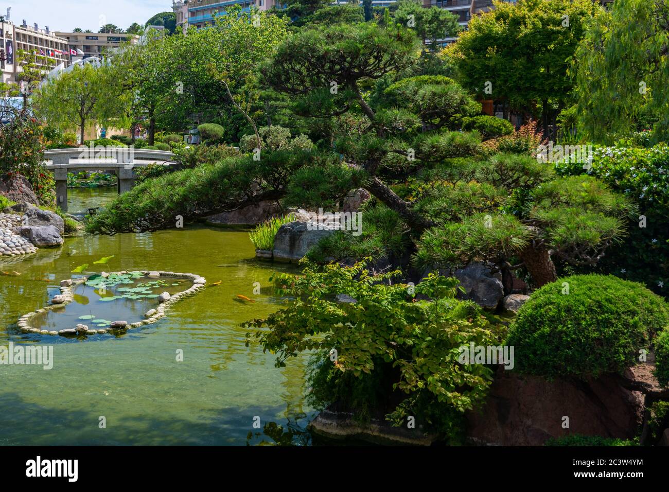 Monte Carlo, Monaco - 13. Juni 2019 : dieser japanische Garten in Monaco wurde 1994 nach den strengsten Prinzipien des Zen-Designs geschaffen Stockfoto