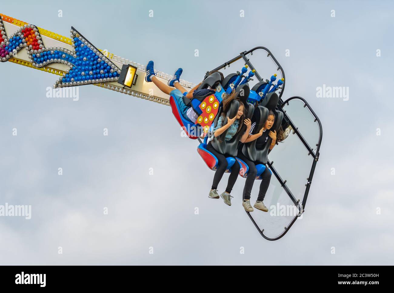 Junge Leute auf dem Oxygen-Jahrmarkt auf einem Jahrmarkt in Großbritannien. Stockfoto