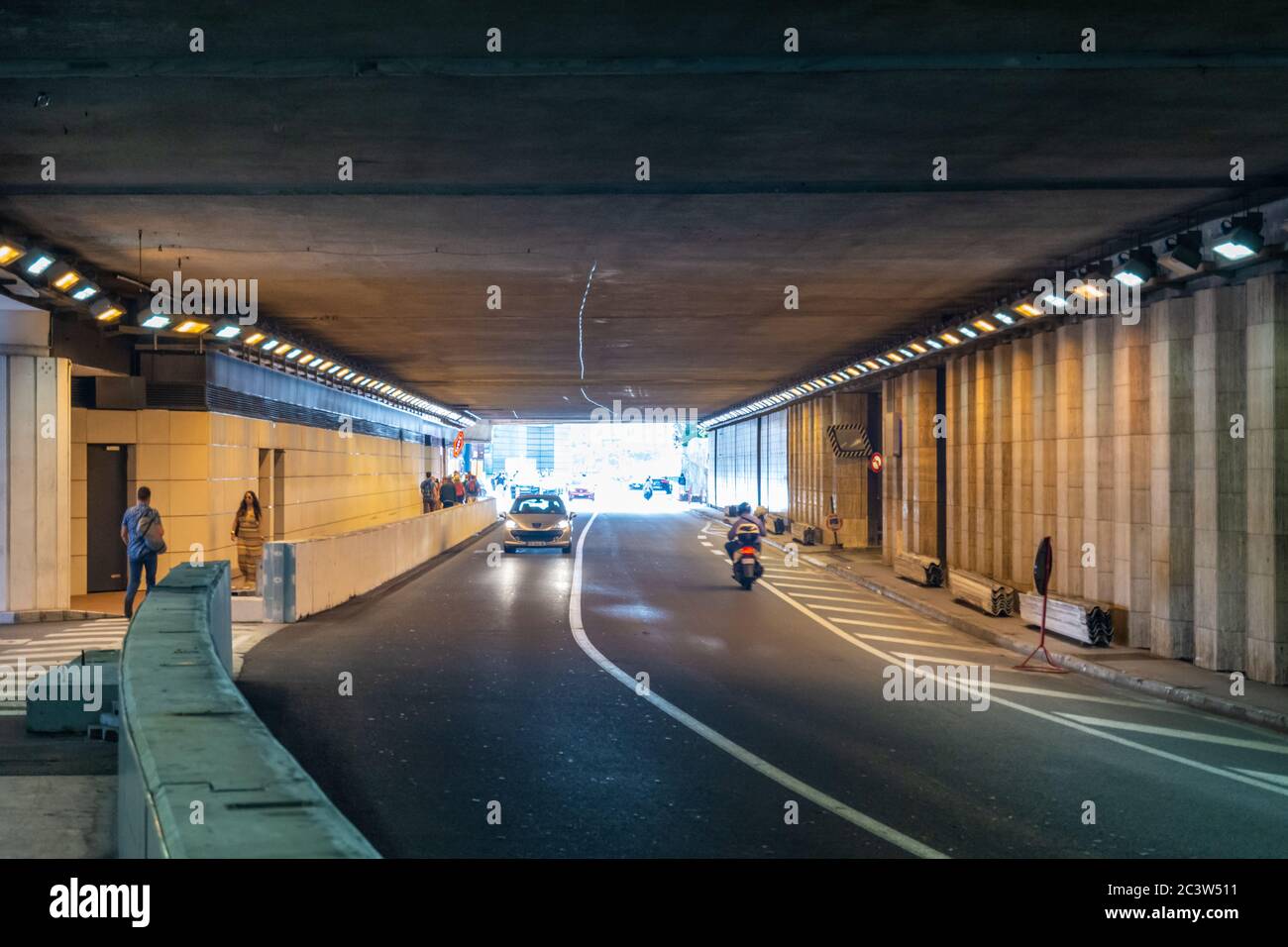 Monte Carlo, Monaco - 13. Juni 2019 : Monte Carlo Straßenverlauf mit Formel 1 Tunnel in einem sonnigen Sommertag in Monte Carlo, Monaco Stockfoto