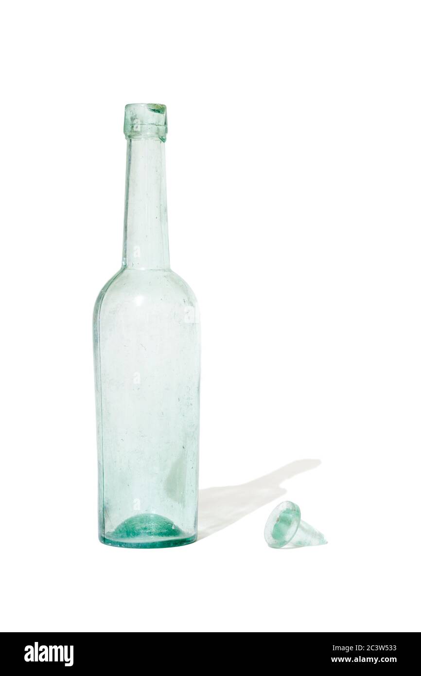 Leere alte Glasflasche, leicht verformbar mit entferntem Glasstopfen. Auf weißem Hintergrund Stockfoto