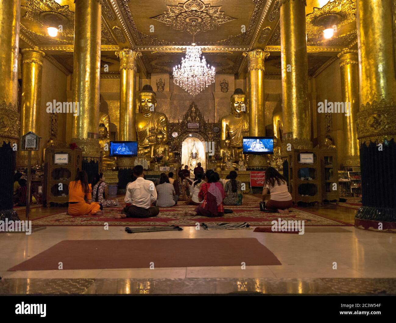 dh Shwedagon Pagodentempel YANGON MYANMAR Einheimische beten zu den inneren Tempeln von Great Dagon Zedi Daw Stockfoto