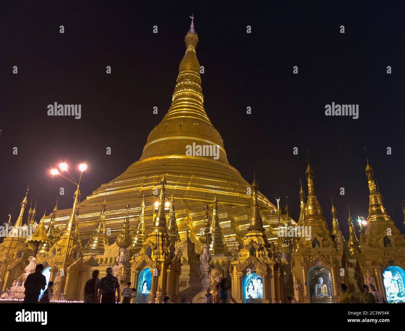 dh Shwedagon Pagodentempel YANGON MYANMAR Menschen buddhistische Tempel Nacht Großer Dagon Zedi Daw goldenen Stupa Blattgold birma weit osten Stockfoto