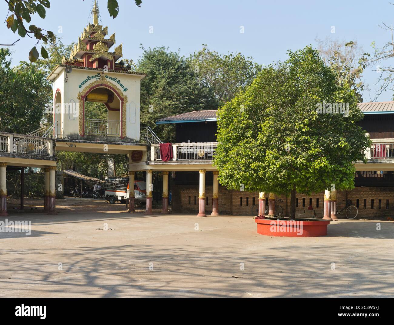 dh Buddhistisches Kloster Hof YANGON MYANMAR Gebäude lokale Tempel Stockfoto