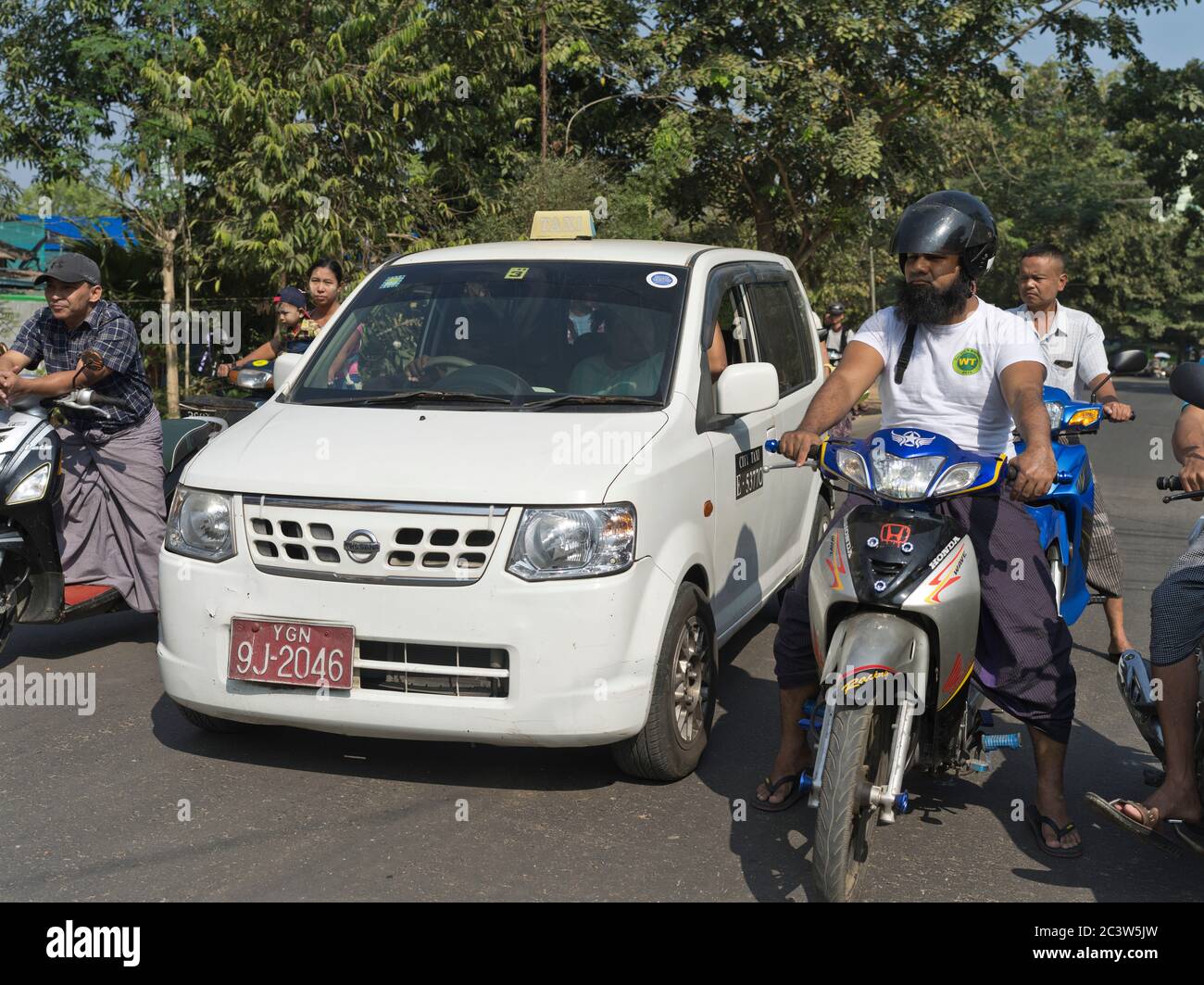 dh Taxi Verkehr YANGON MYANMAR Lokale Taxis burma Menschen Motorräder Taxi südost asien Auto Stockfoto