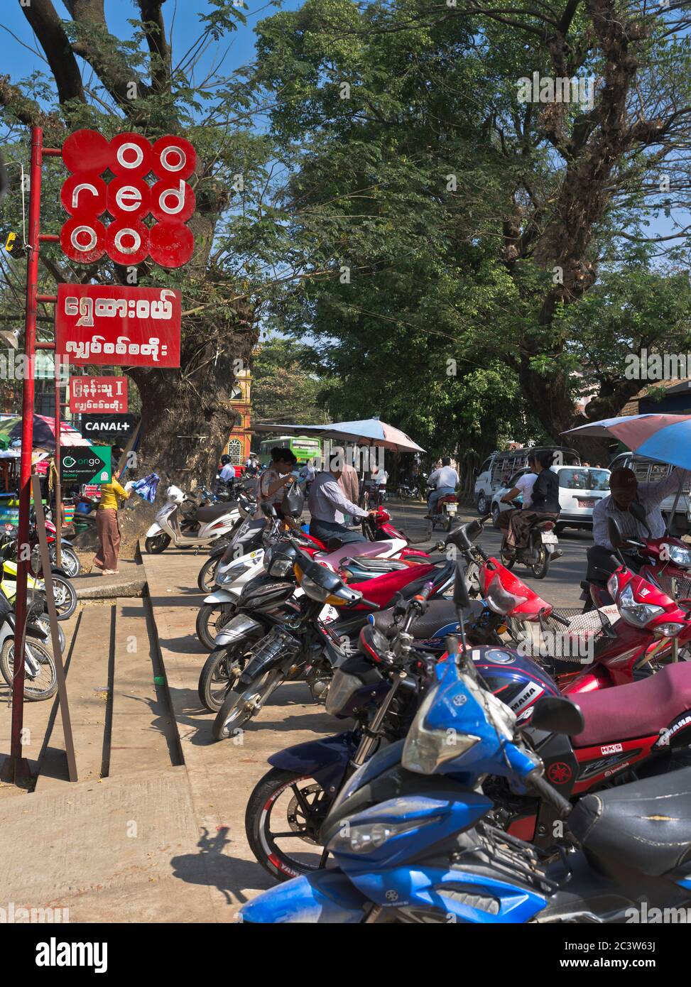 dh Thanlyin Myo Ma Markt YANGON MYANMAR Lokale burmesische Motorräder Märkte Motorrad Parken Motorräder geparkt Stockfoto