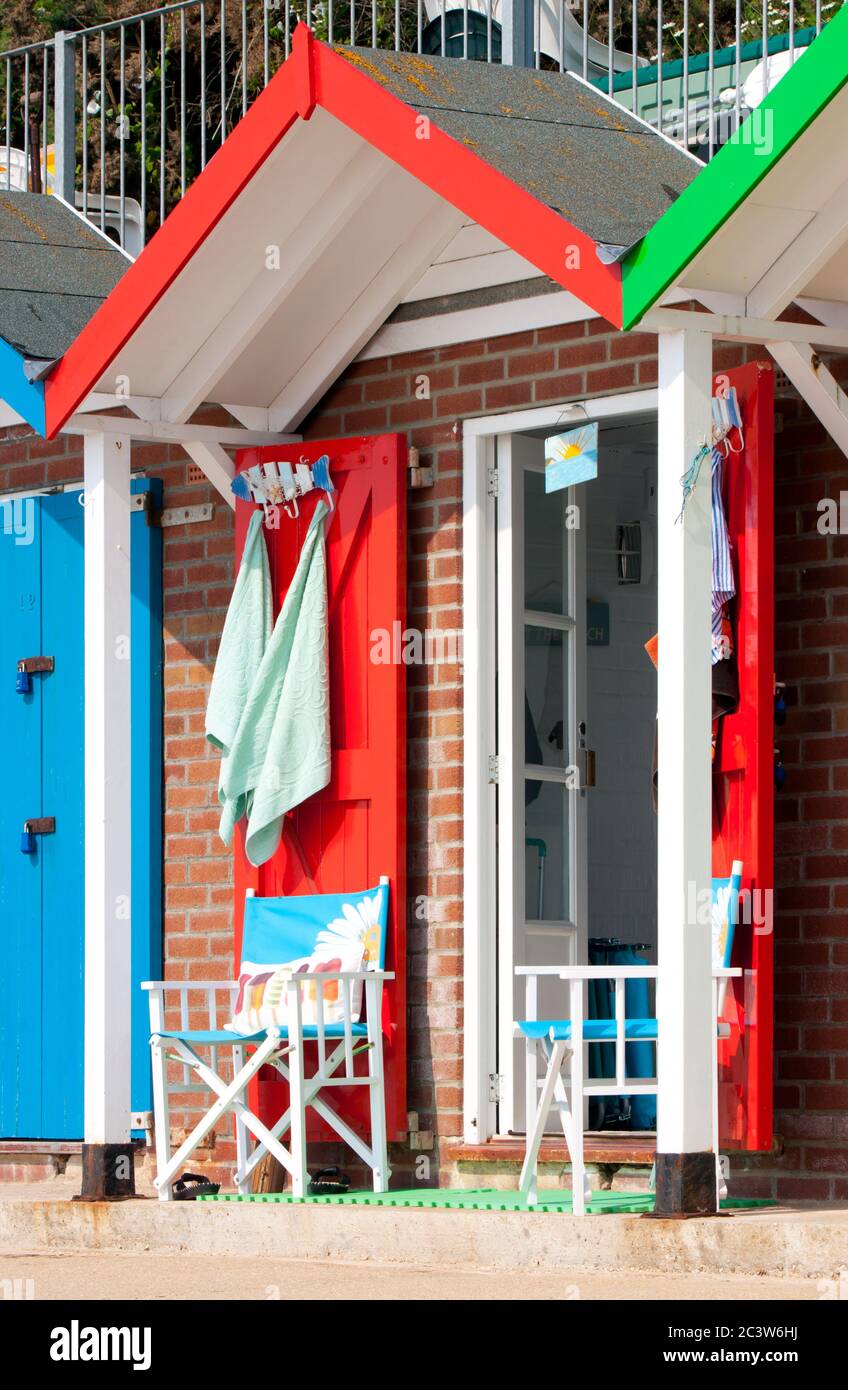 Bunte Strandhütte am Strand in Swanage, Dorset, England. Stockfoto