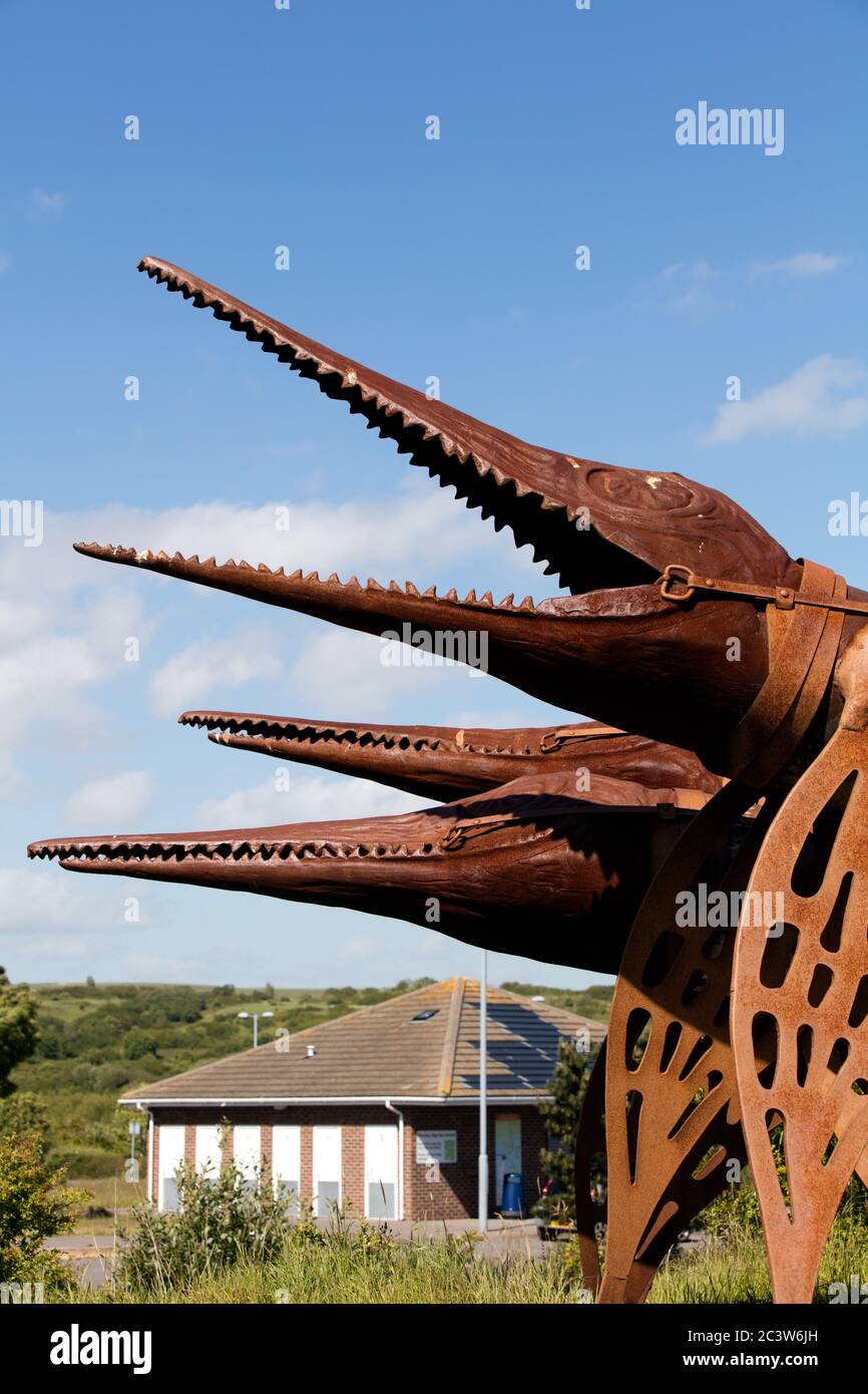 Die Torpedosaur-Skulptur von Andy Kirkby in der Nähe des Weymouth Gateway Business Park. Stockfoto