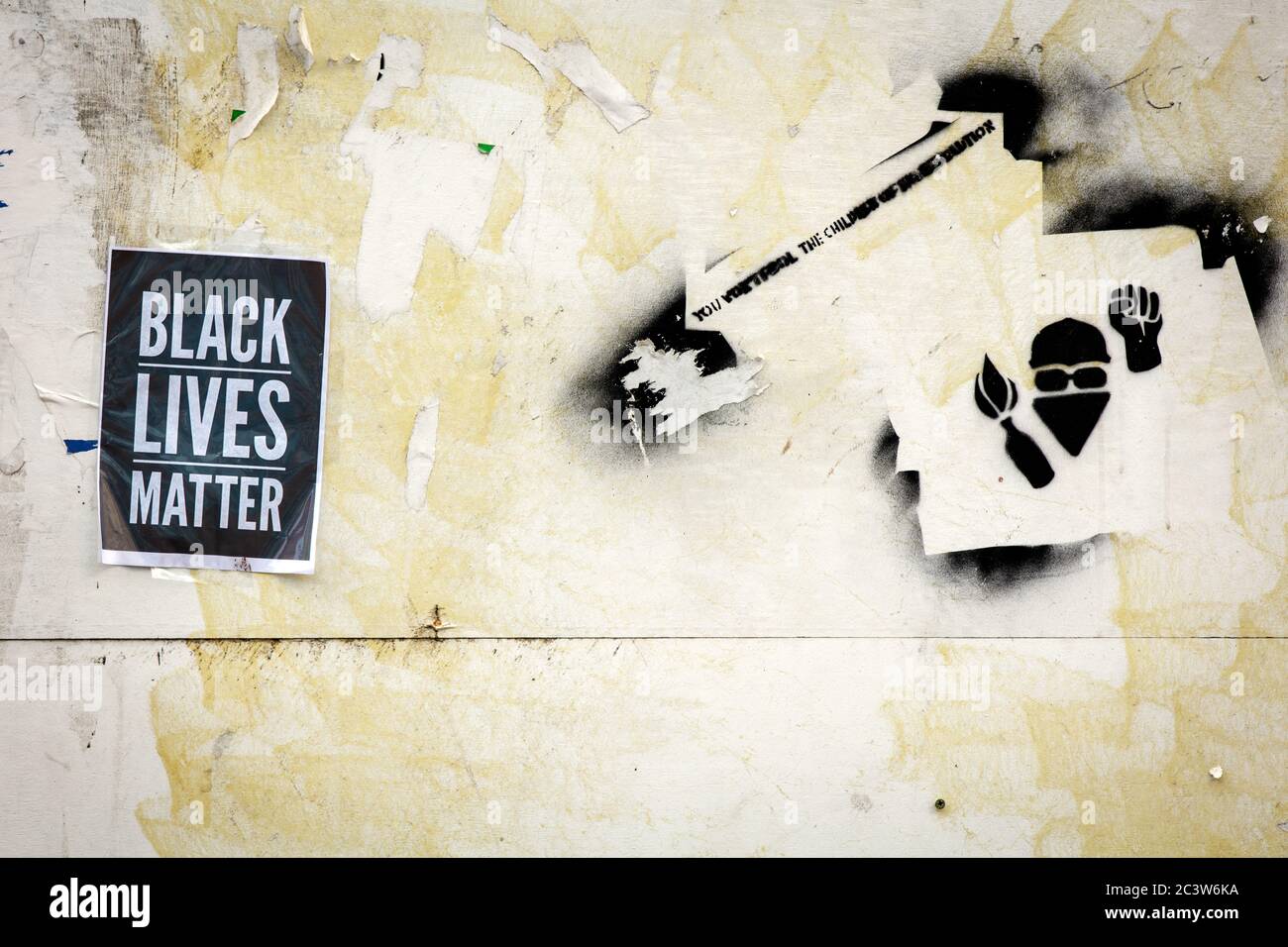 Black Lives Matter - Plakate und Graffiti von Aktivisten auf einer begrateten Ladenfront in Weymouth, Dorset, Großbritannien. Stockfoto