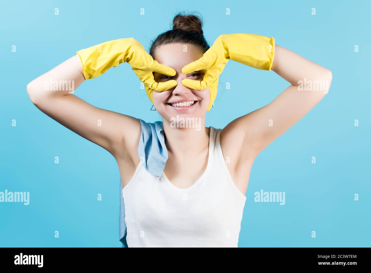 Mädchen in T-Shirt dumm herum beim Reinigen und ausklappt Eine Maske eines Superhelden Stockfoto