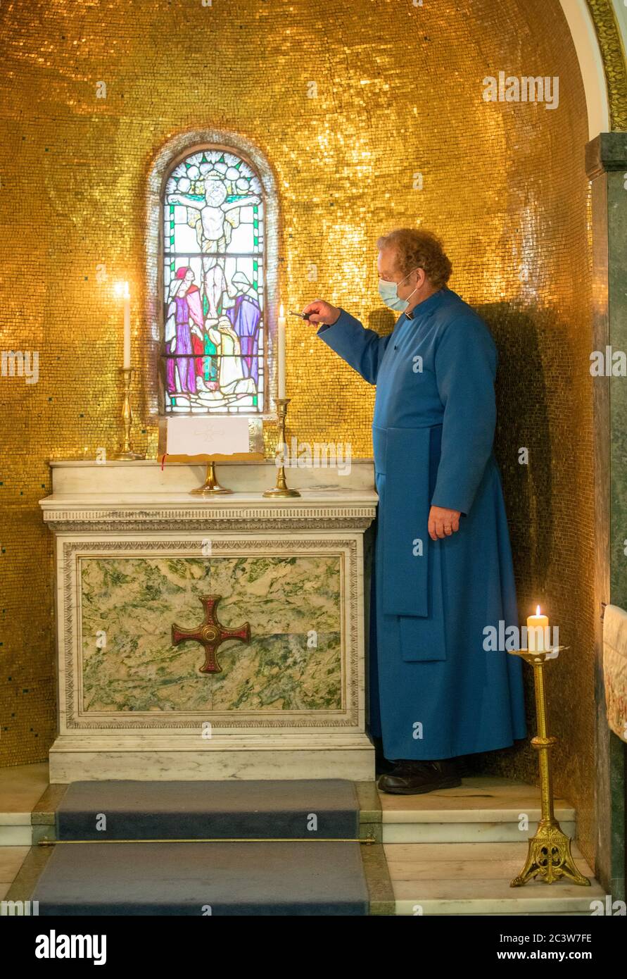 Rev. Peter Sutton bereitet sich darauf vor, in der Memorial Chapel in der St. Cuthbert's Parish Church in Edinburgh Platz für privates Gebet zu schaffen, nachdem Schottland in die zweite Phase seines vierstufigen Plans übergegangen ist, um die Sperre zu erleichtern. In der Kirche werden soziale Distanzierungsmaßnahmen eingeführt, einschließlich Handhygienestationen und eines Einwegsystems. Stockfoto