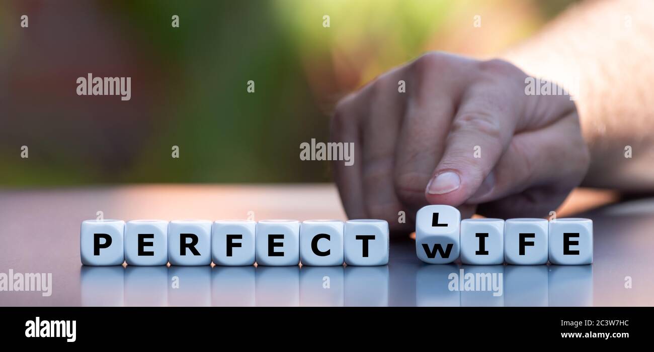 Würfel bilden die Ausdrücke 'perfektes Leben' und 'perfekte Frau'. Stockfoto