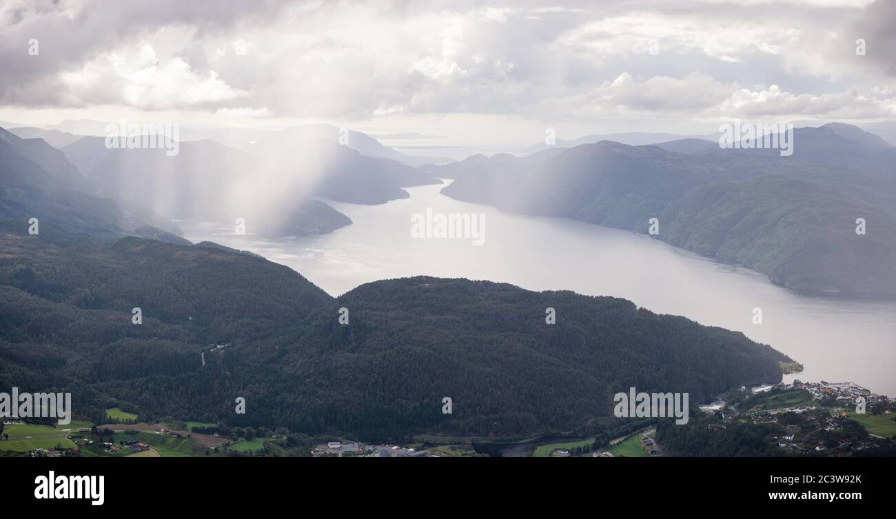 Herrlicher Blick vom Hellandsnuten Berg auf die Stadt Sand und Sandsfjord und das Meer. Norwegen. Stockfoto