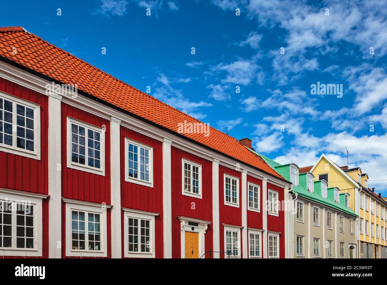 Reihe von alten bunten Holzhäusern in der Stadt Karlskrona, Schweden Stockfoto