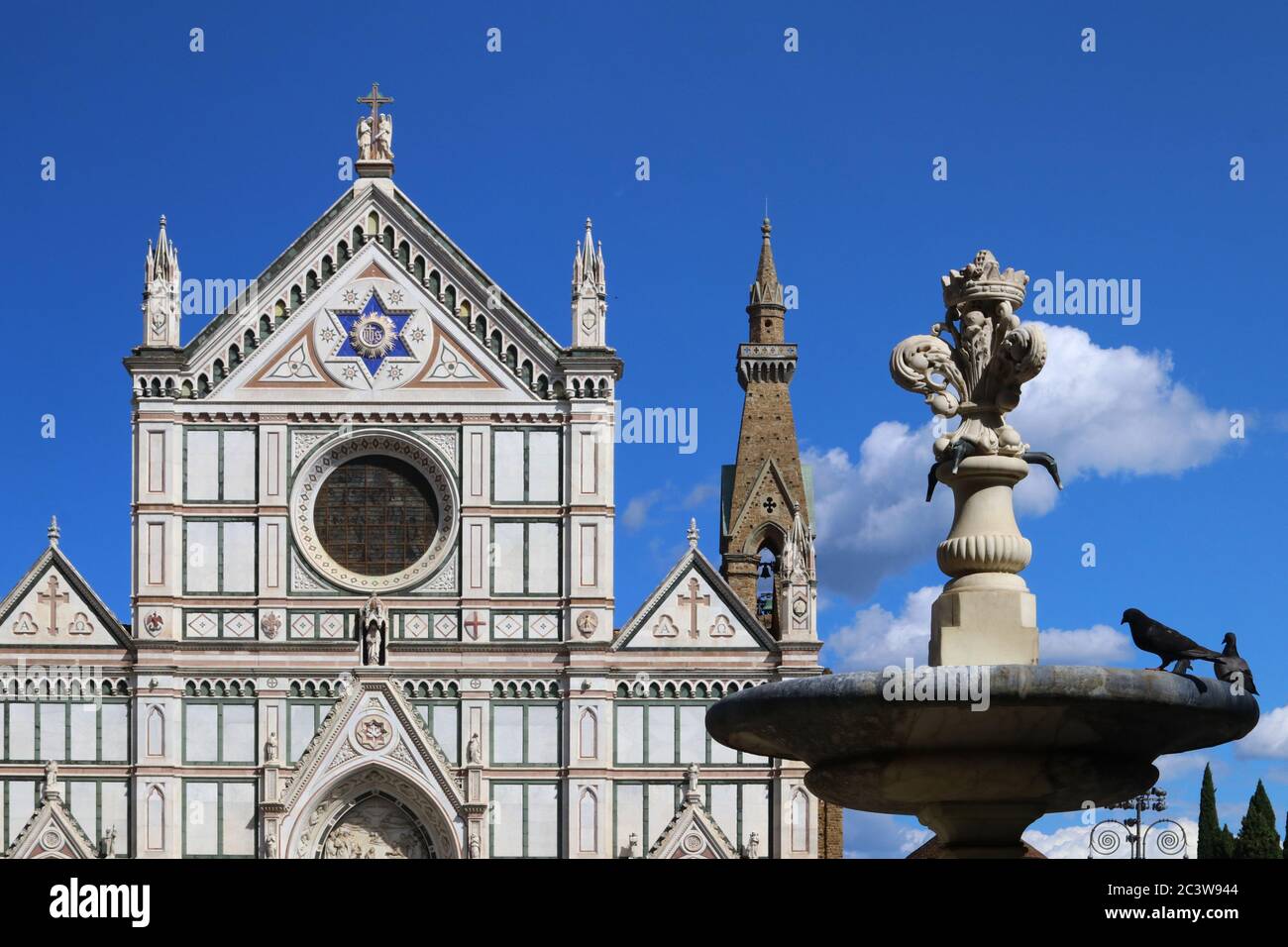 Detail des Brunnens auf der piazza Santa Croce, Florenz, Italien, im Hintergrund die Basilika Santa Croce (Basilika des Heiligen Kreuzes und Platz des Heiligen Kreuzes) Stockfoto