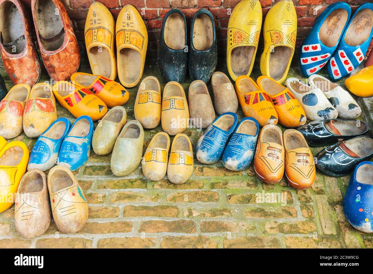 Satz von verschiedenen bunten alte niederländische Holzschuhe Stockfoto