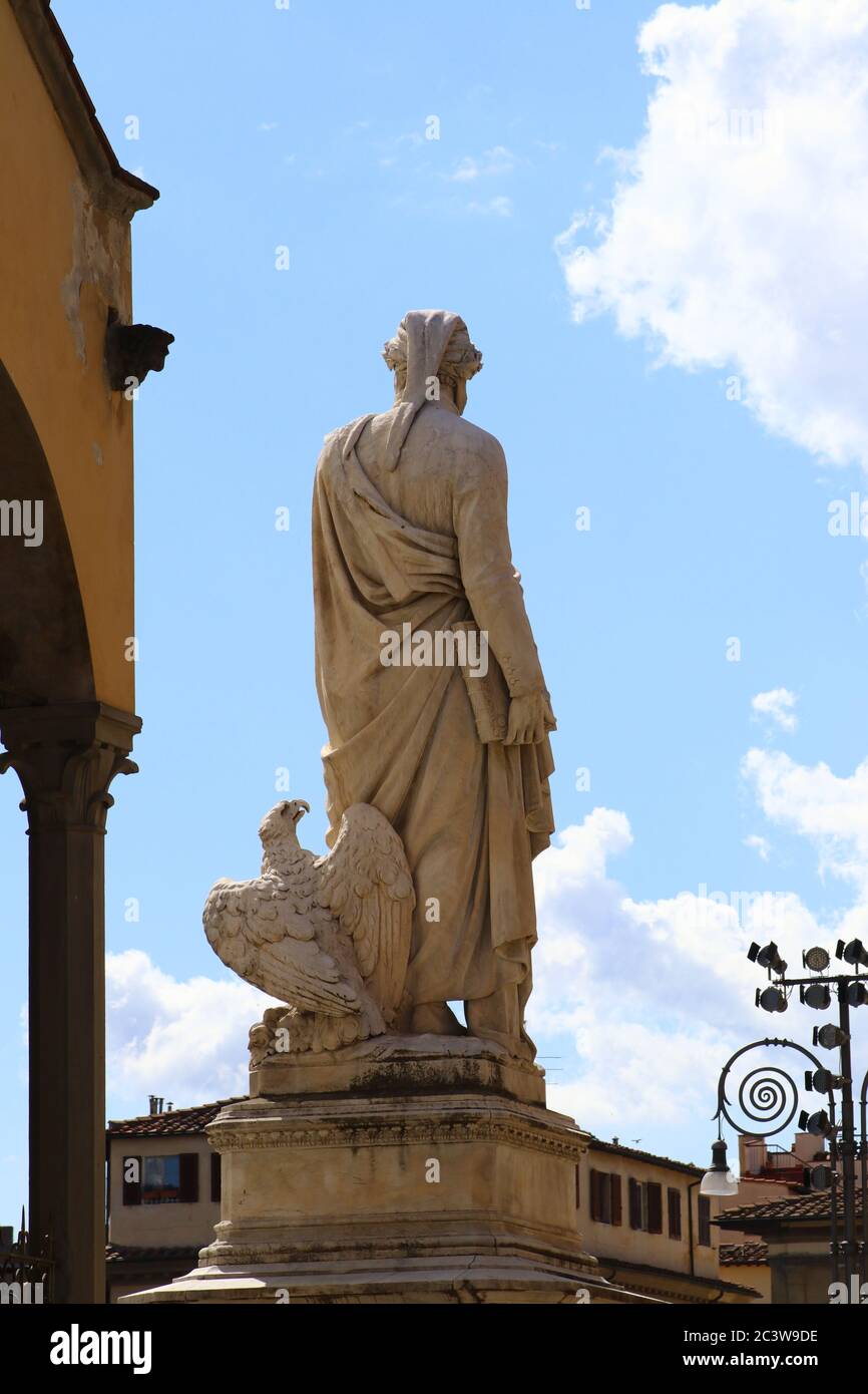 Rückseite des Denkmals von Dante Alighieri, berühmter italienischer Dichter auf der Piazza Santa Croce (Heiliger Kreuzplatz), Florenz, Italien Stockfoto