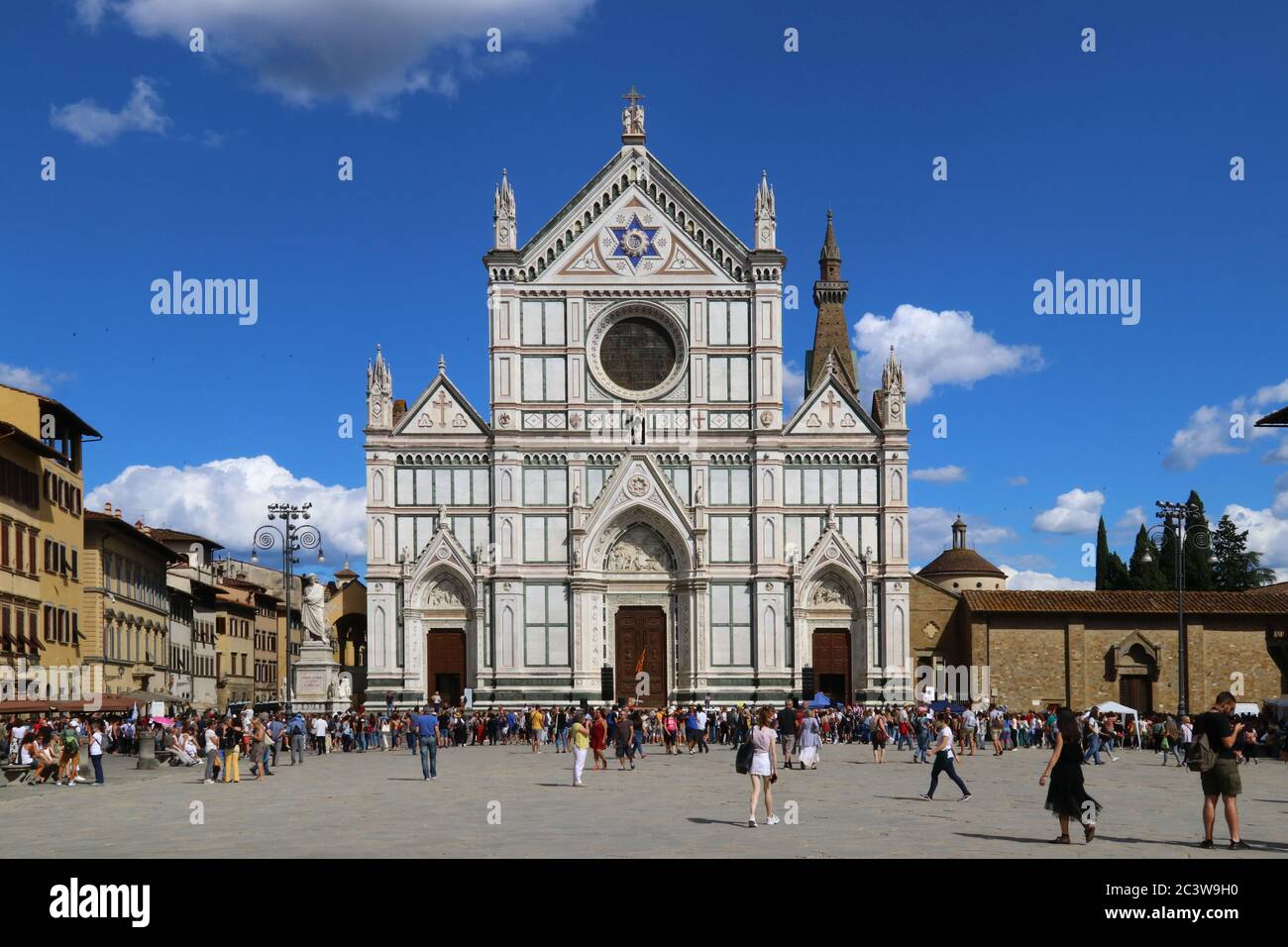 Florenz, Toskana, Italien, Juni 2020, Fassade und Platz von Santa Croce (Heiliger Kreuz) mit Touristen Stockfoto