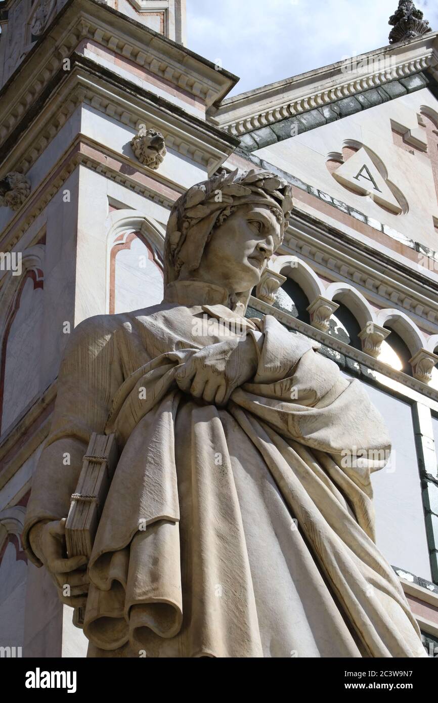 Denkmal von Dante Alighieri, berühmter italienischer Dichter auf der Piazza Santa Croce (Heiliger Kreuzplatz), Florenz, Italien Stockfoto