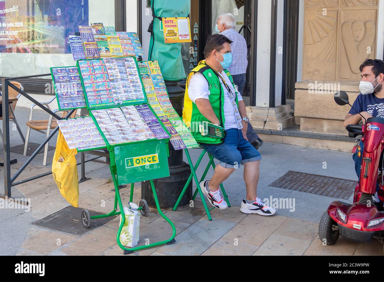 Baeza, Jaen, Spanien - 19. Juni 2020: Blinde Frau verkauft Lottoscheine für Blinde zu helfen. „Once“-Organisation Stockfoto