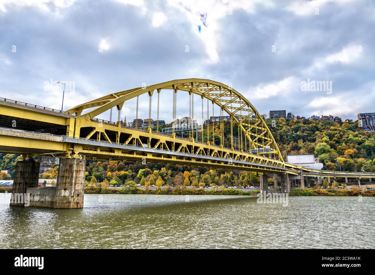 Fort Pitt Bridge über den Monongahela River in Pittsburgh, Pennsylvania Stockfoto