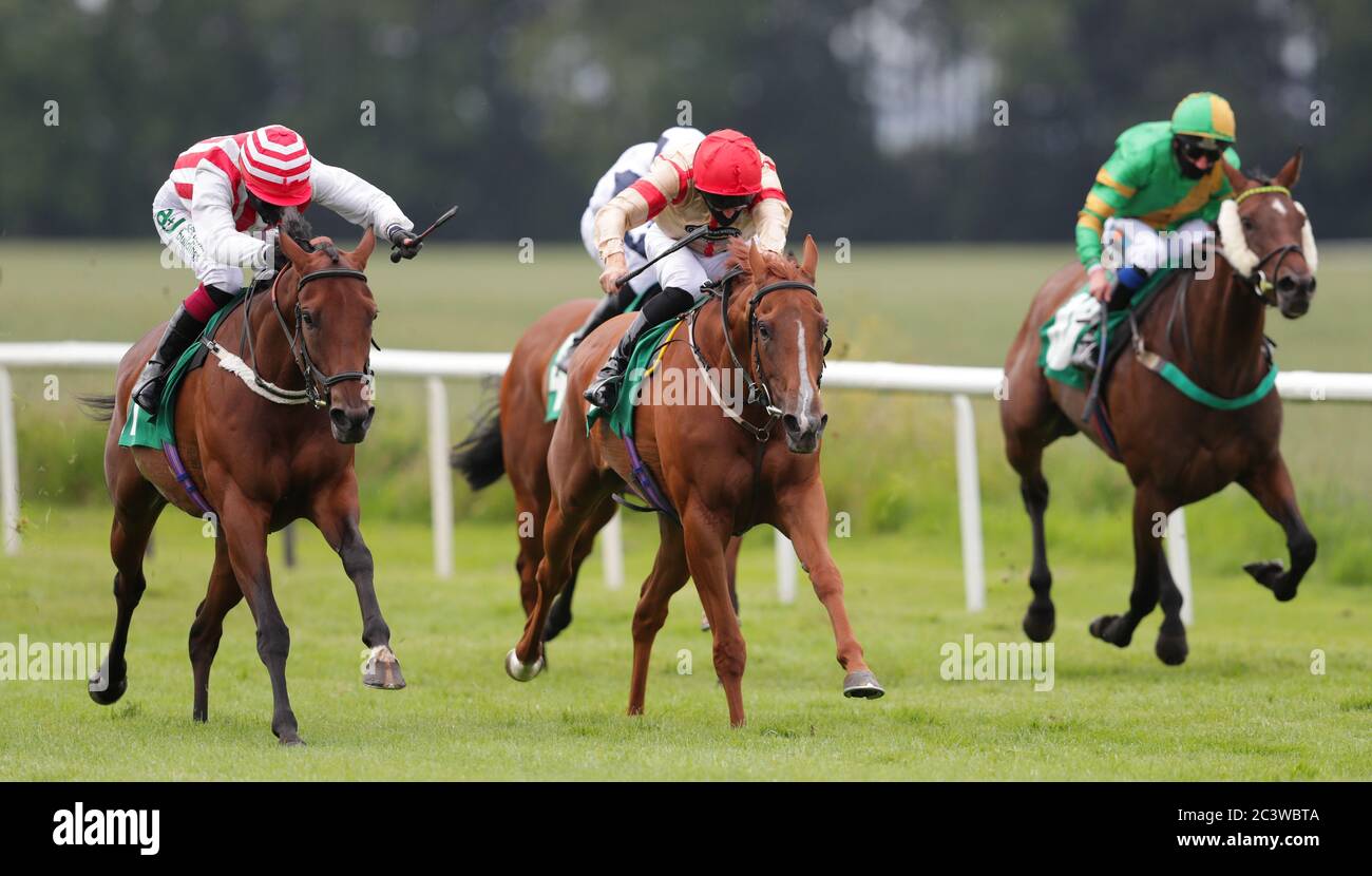 Tarnhelm geritten von Rhona Pindar (rot und weiß Kappe) auf dem Weg zum Sieg in der Every Race Live on RacingTV Handicapin die Uhr auf RacingTV Handicap auf Thirsk Rennbahn. Stockfoto