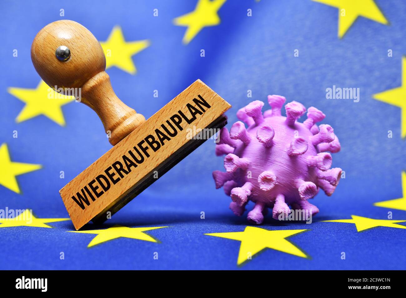 FOTOMONTAGE, Stempel mit Aufschrift Rekonstruktionsplan und Coronavirus-Miniatur auf EU-Flagge, EU-Wiederaufbaufonds, FOTOMONTAGE, Stempel mit Aufsch Stockfoto