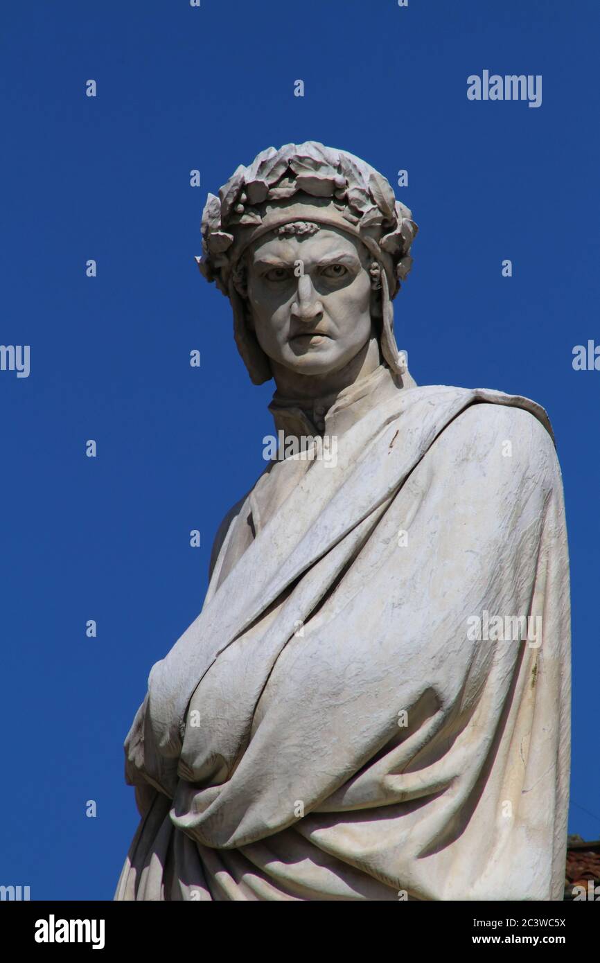 Denkmal von Dante Alighieri, berühmter italienischer Dichter auf der Piazza Santa Croce (Heiliger Kreuzplatz), Florenz, Italien Stockfoto