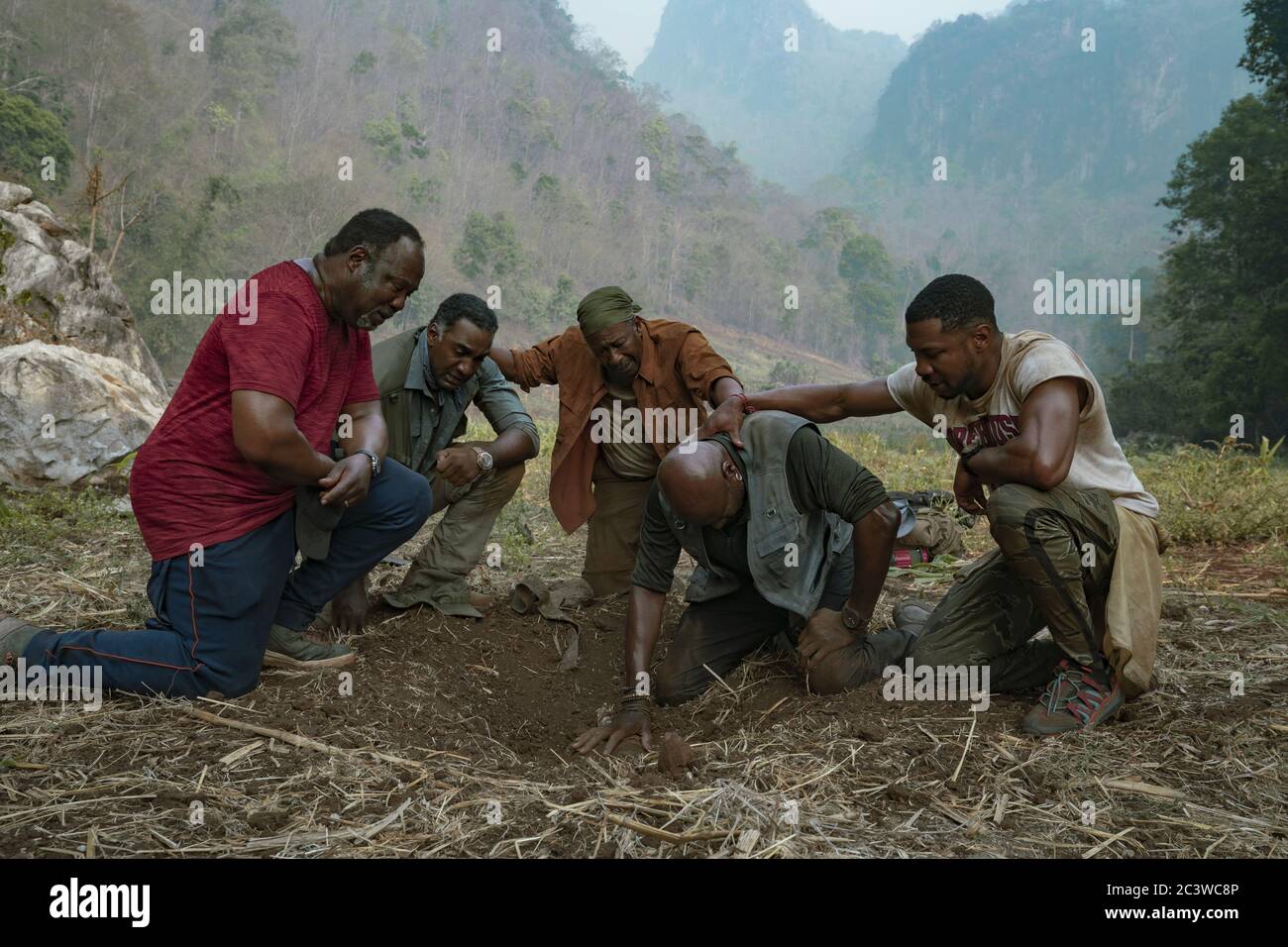 Isiah Whitlock Jr., Norm Lewis, Clarke Peters, Delroy Lindo, Jonathan Majors, 'A 5 Bloods' (2020) Quelle: David Lee / Netflix / The Hollywood Archive Stockfoto