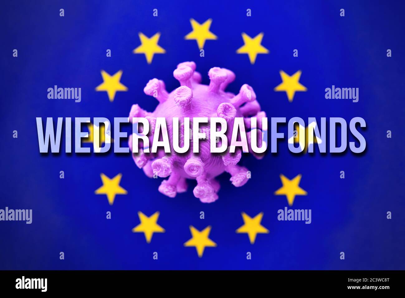 Coronavirus Miniatur auf EU Flagge und Schriftzug Reconstruction Fund, European Reconstruction Fund, Coronavirus-Miniatur auf EU-Fahne und Schriftzug wie Stockfoto