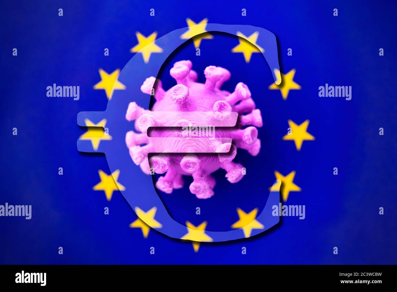 FOTOMONTAGE, Coronavirus Miniatur auf EU-Flagge mit Euro-Zeichen, Europäischer Wiederaufbaufonds, FOTOMONTAGE, Coronavirus-Miniatur auf EU-Fahne mit Euroze Stockfoto