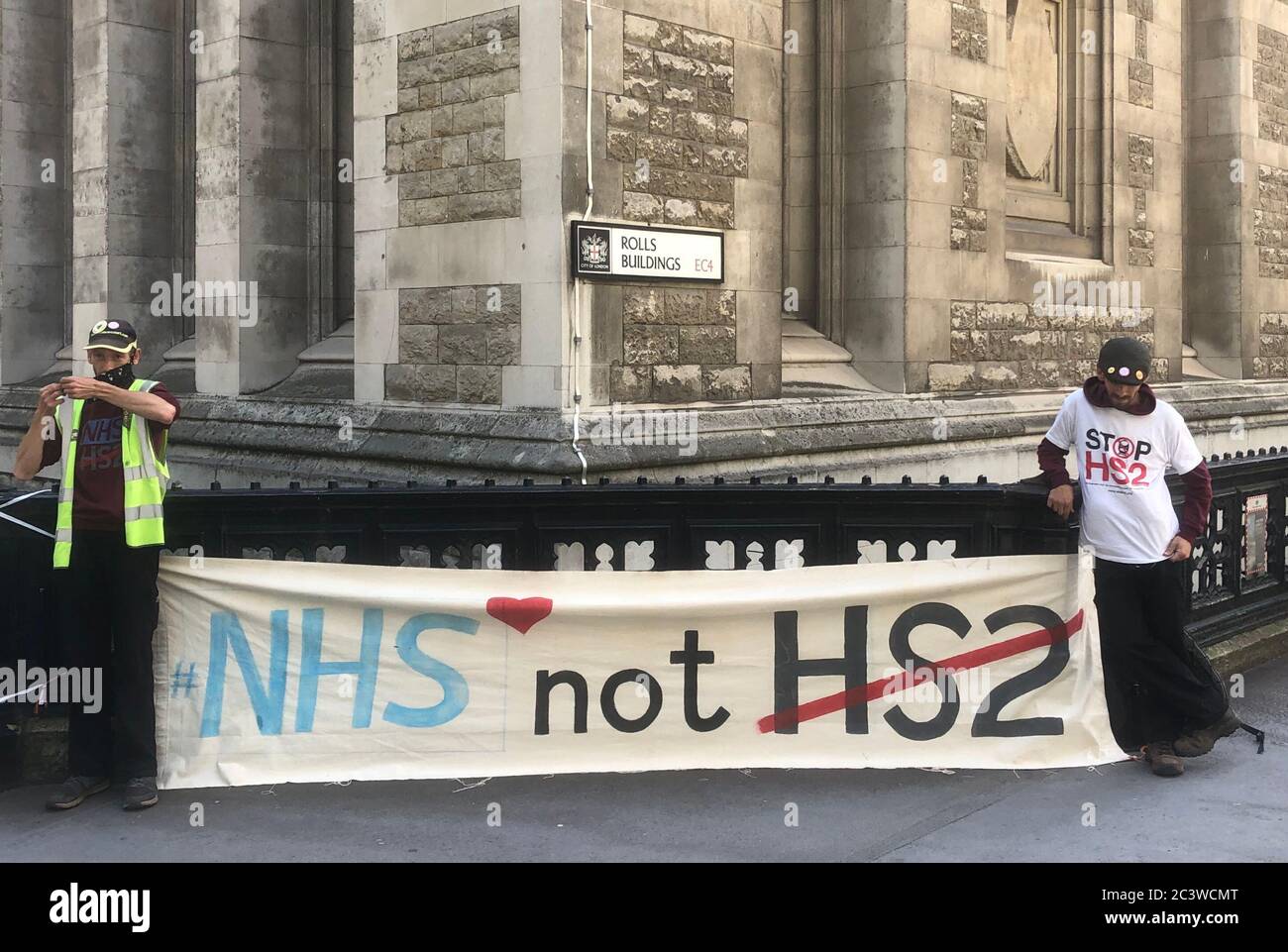 Die Brüder Terry (links) und Paul Sandison formulieren ihre Botschaft vor dem High Court in London, als ein HS2 nach Protesten um eine Baustelle im Westen Londons gerichtliche Schritte einleiten wird. HS2-Bosse haben einem Richter gesagt, dass anhaltende Proteste von Aktivisten, die gegen die Hochgeschwindigkeitsstrecke durch ein Waldgebiet im Westen Londons sind, Millionen Pfund kosten. Stockfoto