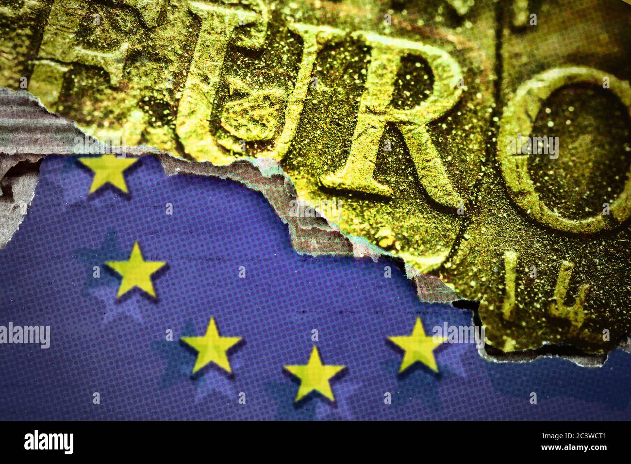 FOTOMONTAGE, EU-Flagge und Euro-Schriftzug auf einer Münze, Europäischer Wiederaufbaufonds, FOTOMONTAGE, EU-Fahne und Euro-Schriftzug auf einer Münze, EU-wieder Stockfoto