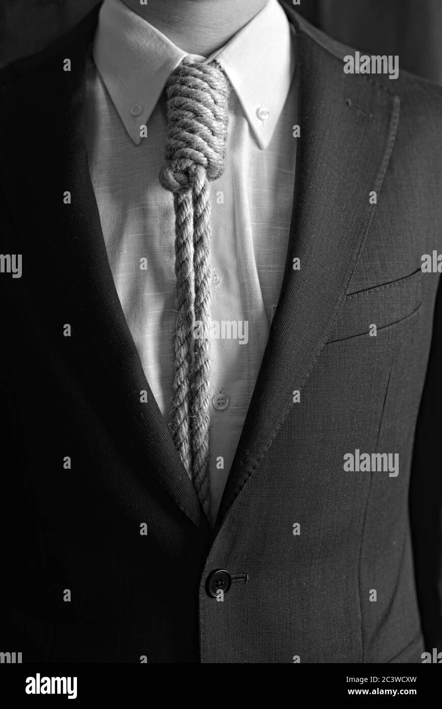 Detail des Geschäftsmannes mit Schlinge des Henkers anstelle der Krawatte, die wirtschaftliche Probleme symbolisiert Stockfoto