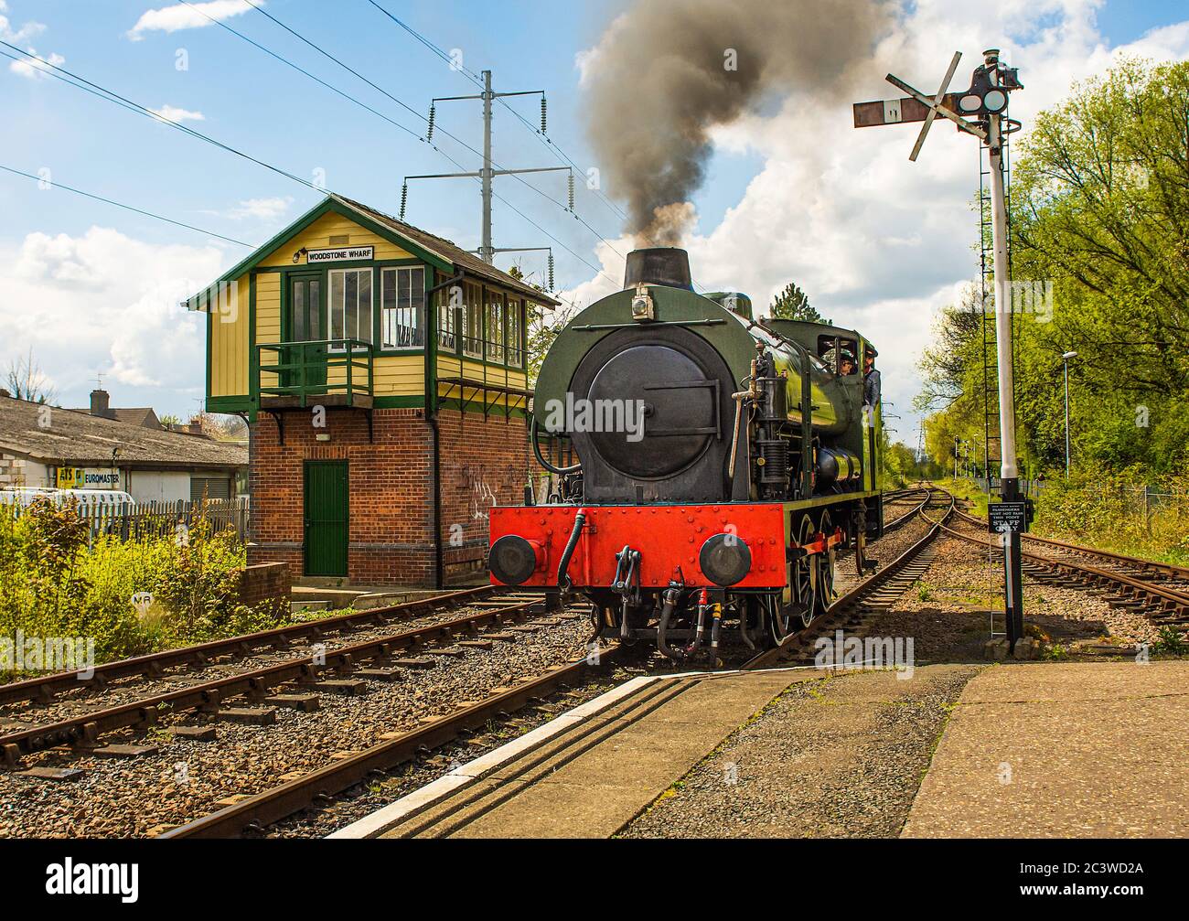 Ein Saddle Tank Steam Train fährt in die Nene Valley Railways Peterborough Station in Peterborough, Cambridgeshire. Stockfoto