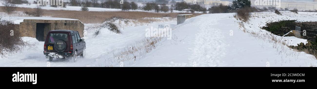 In Hoo medway fährt ein Land Rover über einen Fußweg, zwischen der Ufermauer und dem GHQ Bunker. Während eines Schneesturms, während Sturm Emma schlägt das Vereinigte Königreich Stockfoto In Hoo medway fährt ein Land Rover über einen Fußweg, zwischen der Ufermauer und dem GHQ Bunker. Während eines Schneesturms, während Sturm Emma schlägt das Vereinigte Königreich Stockfoto