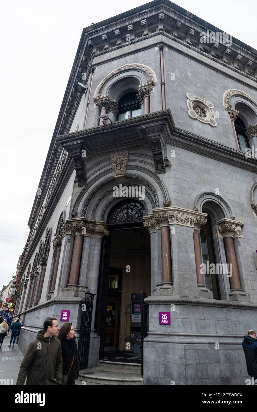 Dublin, Irland - 30. Dezember 2019: Bankfiliale der Allied Irish Banks (AIB) mit Menschen in Dublin, Irland Stockfoto