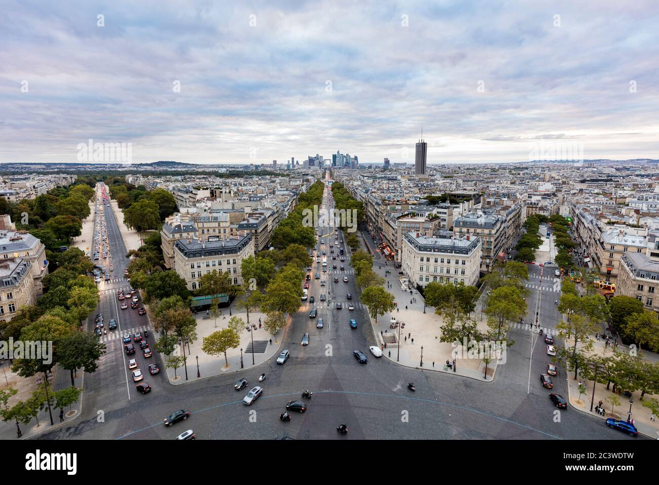 Blick auf die Champs Elysees in Richtung La Defense vom Triumphbogen, Paris, Frankreich Stockfoto