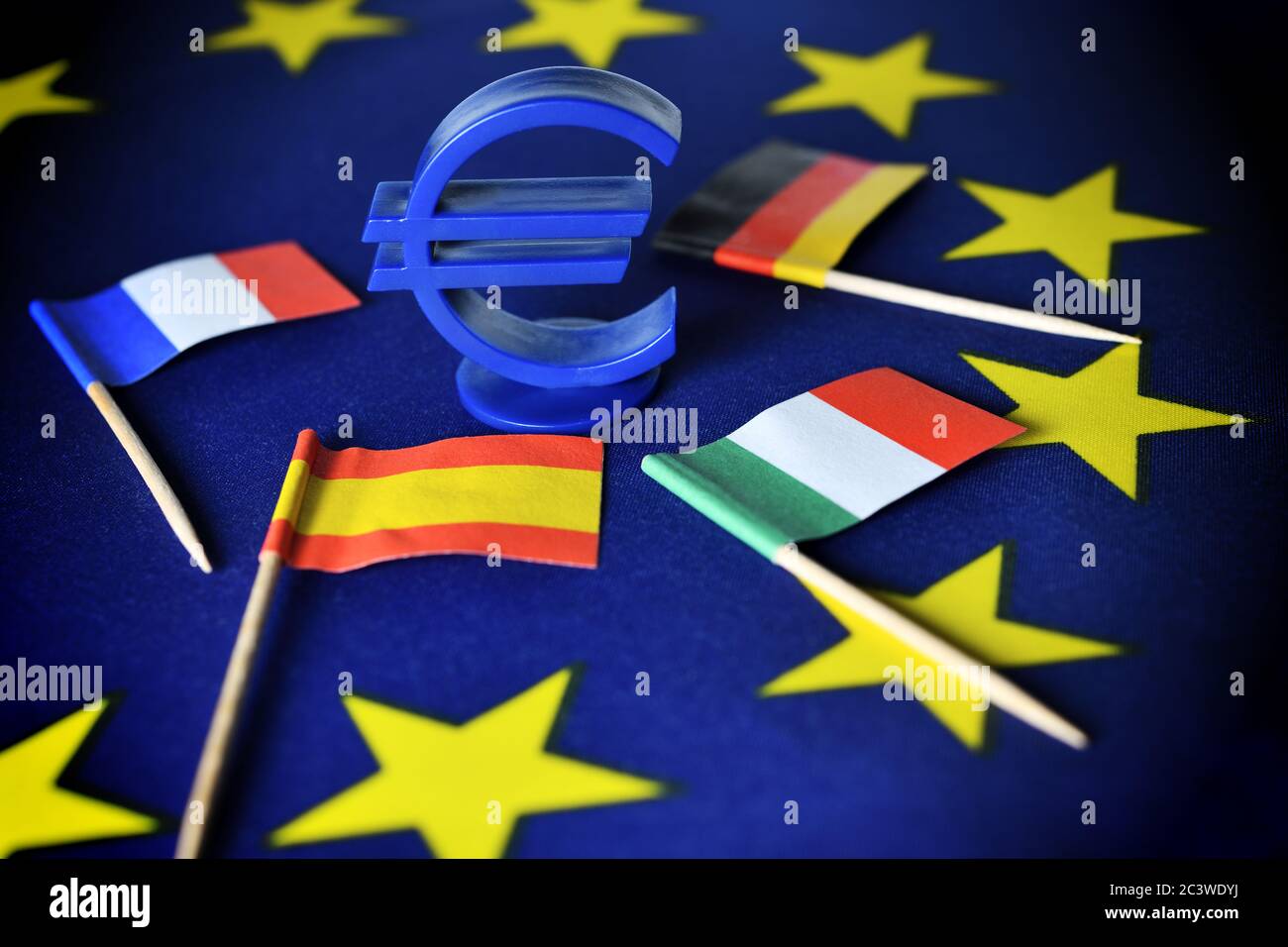 Euro-Zeichen auf EU-Flagge mit den Flaggen Spanien, Italien, Frankreich und Deutschland, Europäischer Wiederaufbaufonds und EU-Hilfe, Eurozeichen auf EU-Fahne mit den Fah Stockfoto