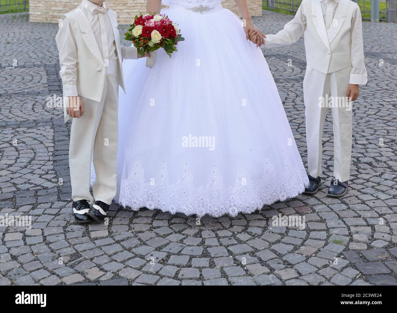 Die Braut macht zusammen mit den Hochzeitsgästen ein Foto Stockfoto