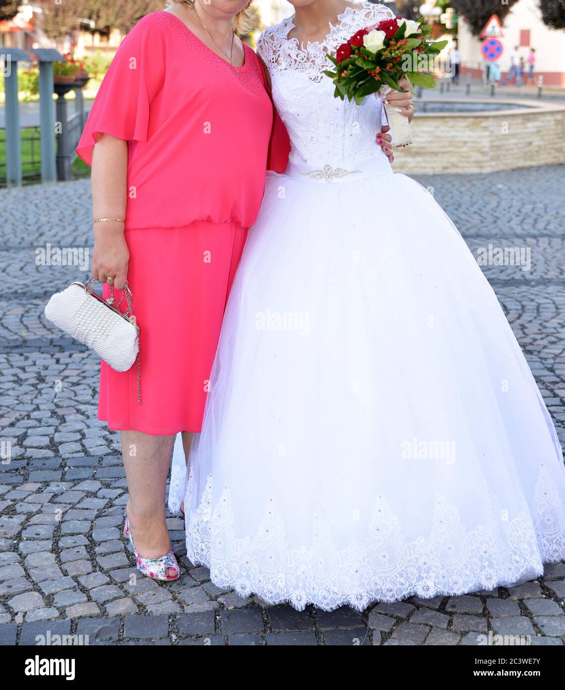Die Braut macht zusammen mit den Hochzeitsgästen ein Foto Stockfoto