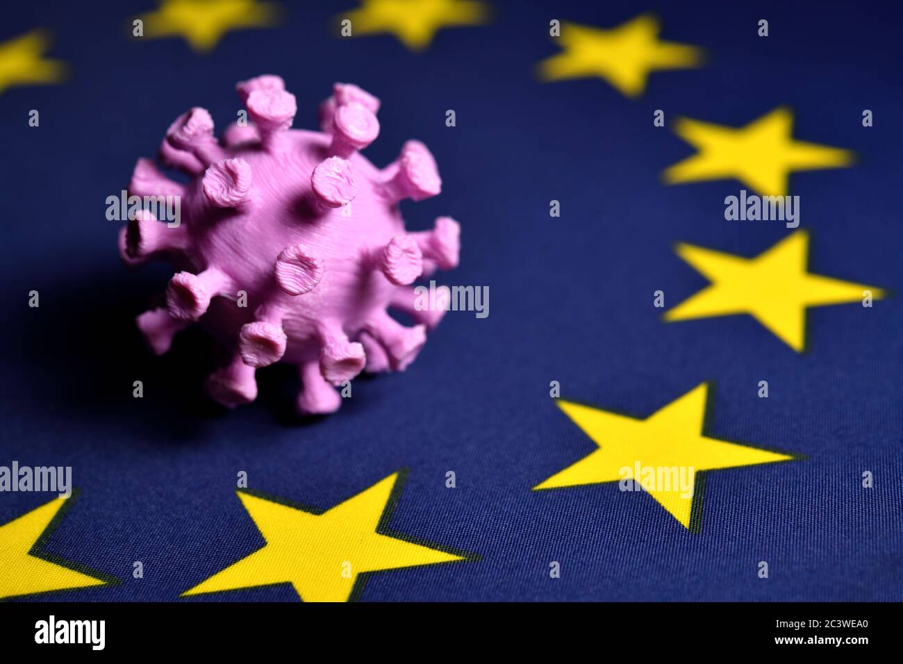 Coronavirus Miniatur auf EU-Flagge, Coronavirus-Miniatur auf EU-Fahne Stockfoto