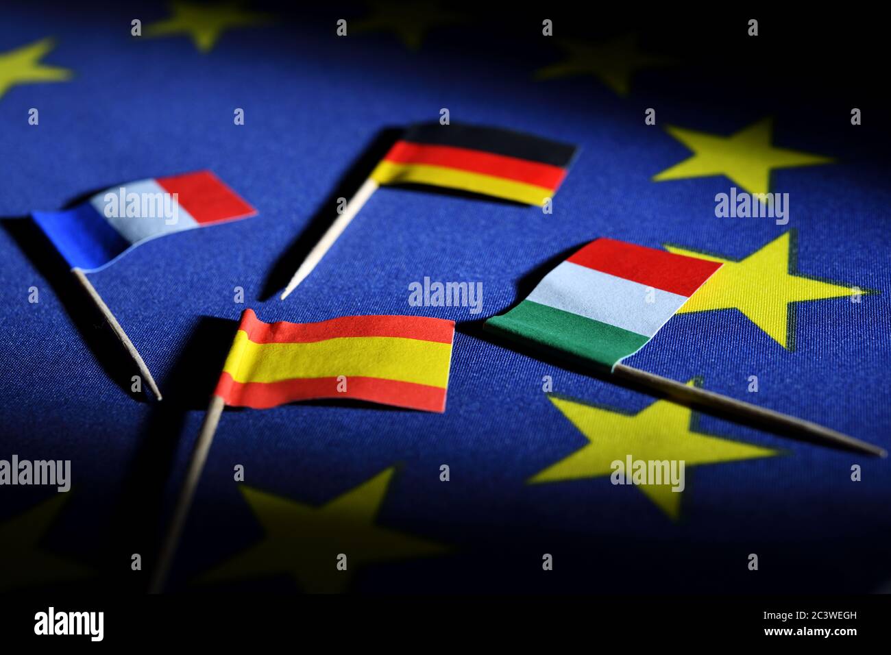 EU-Flagge mit den Flaggen Spanien, Italien, Frankreich und Deutschland, Europäischer Wiederaufbaufonds und EU-Hilfe, EU-Fahne mit den Fahnen von Spanien, Italien, Fra Stockfoto