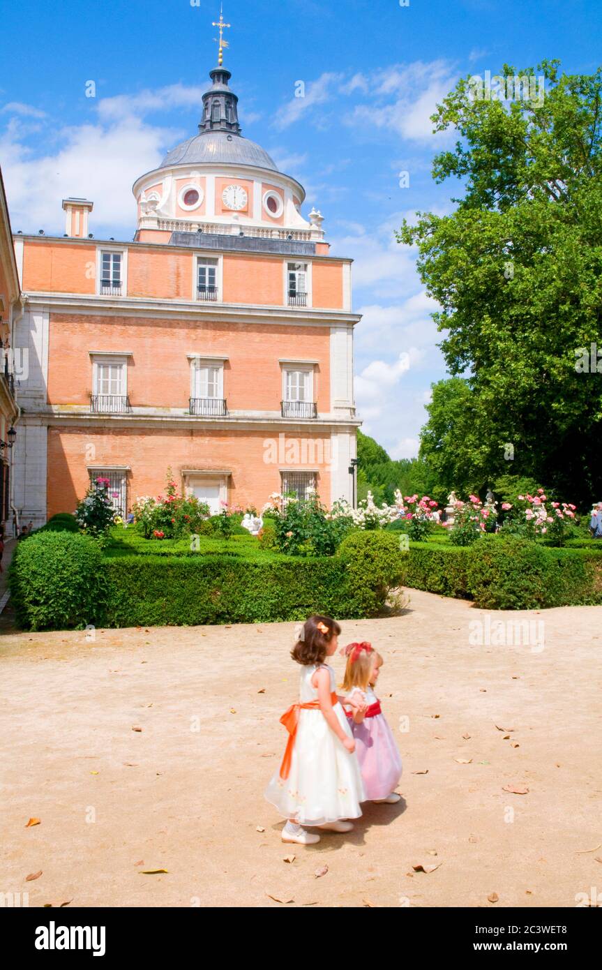 Zwei Mädchen in den Gärten. Aranjuez, Provinz Madrid, Spanien. Stockfoto